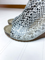 Load image into Gallery viewer, New Year Wedge Sandal
